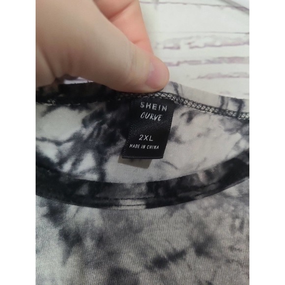 SHEIN Curve Black Gray Tie Dye Stretch Crew Neck Short Sleeve Top Womans SZ 2XL - Picture 3 of 4